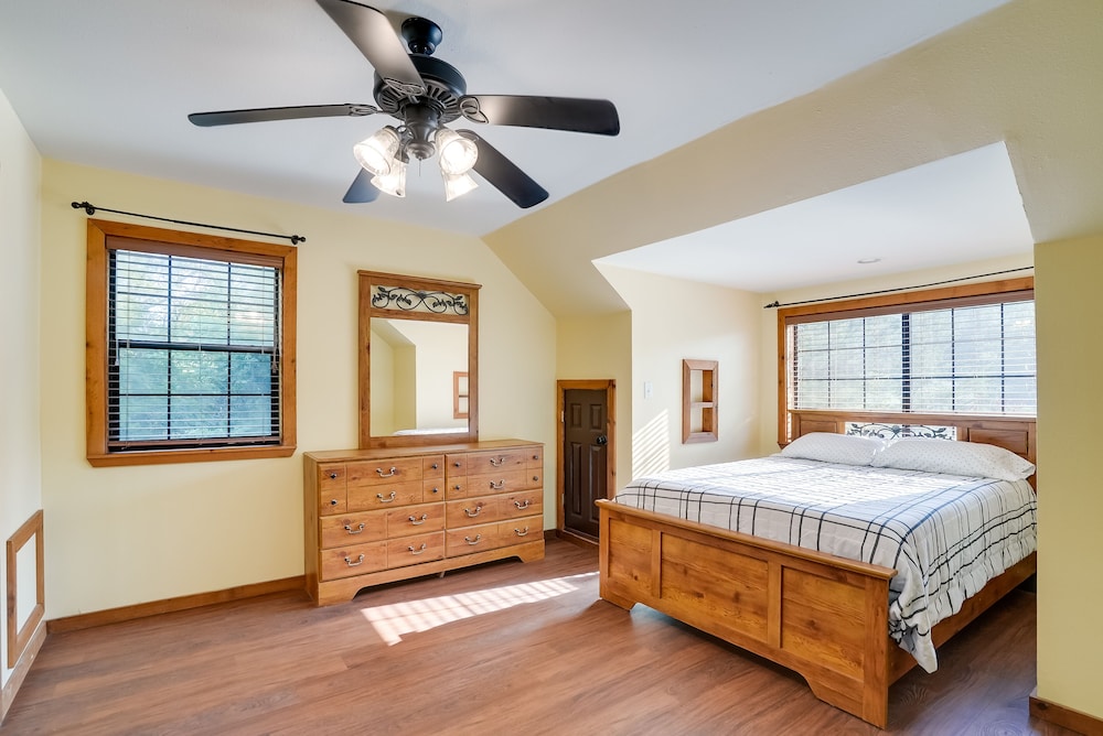 Pet-friendly Jefferson Home Near Lake O the Pines view 3