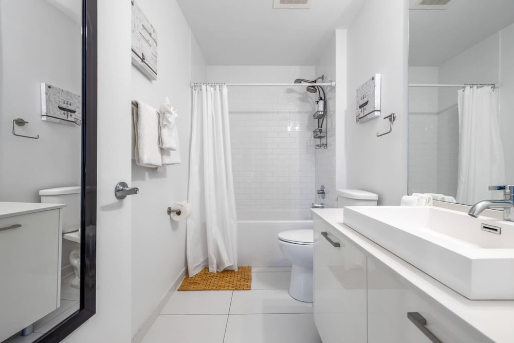 Cozy Downtown Pad- Luxe Rooftop Pool gym and More