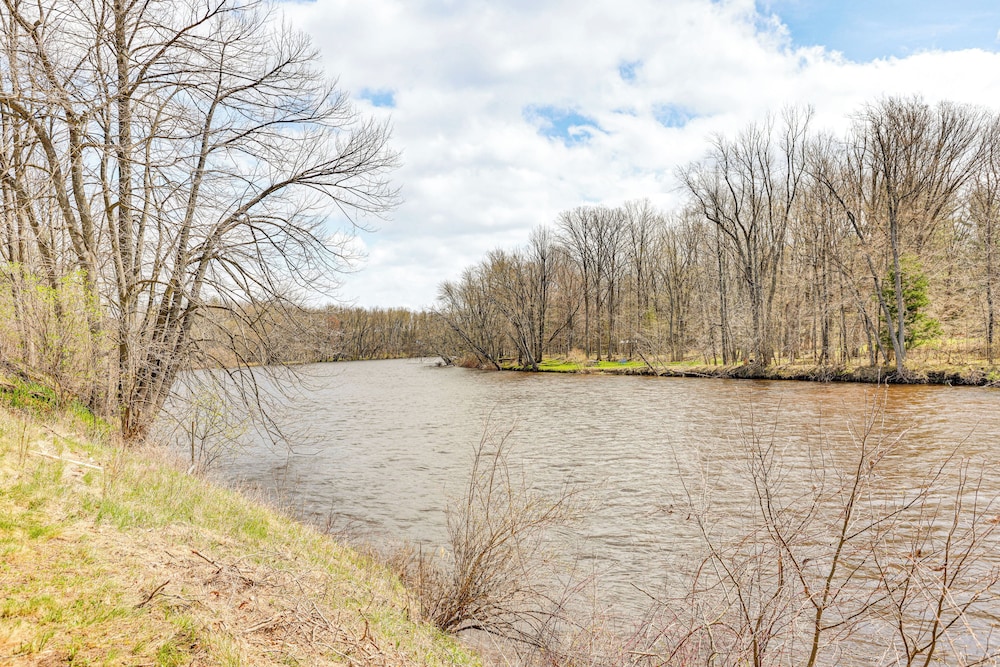4 Mi to Snowmobile Trails: Muskegon River Retreat