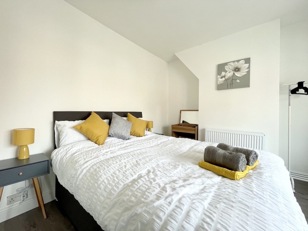 Worksop Newly Refurbished 2-bedroom House view 3