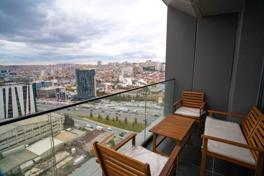 Luxurious 2 1 Apartment Near Mall of Istanbul