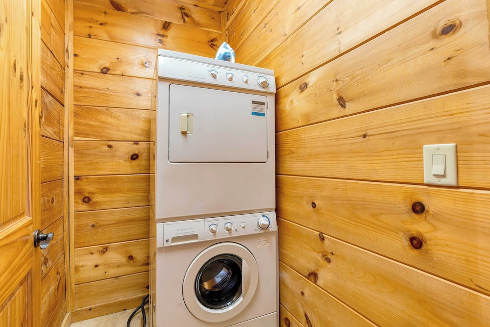 Luxury Cabin w/ Elevator, Theater & Hot Tub Near Dollywood Smoky Vista Lodge