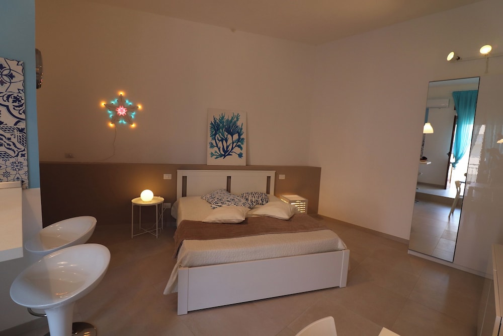 Casa Maya Modern Open-space Apartment Steps From Otrantos Seafront