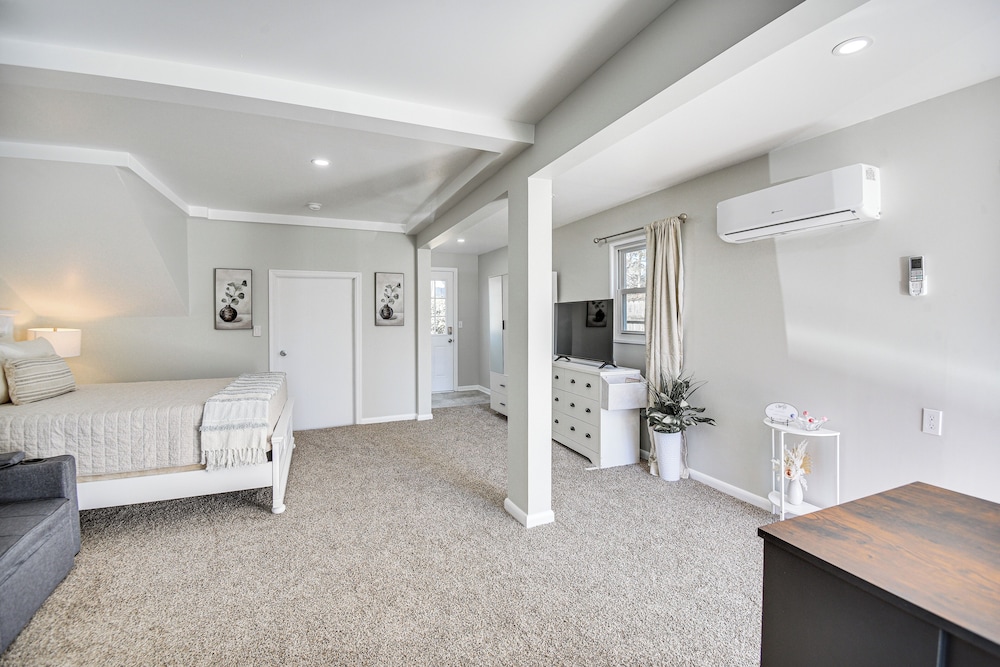 11 Mi to Virginia Beach Boardwalk: Studio Retreat!