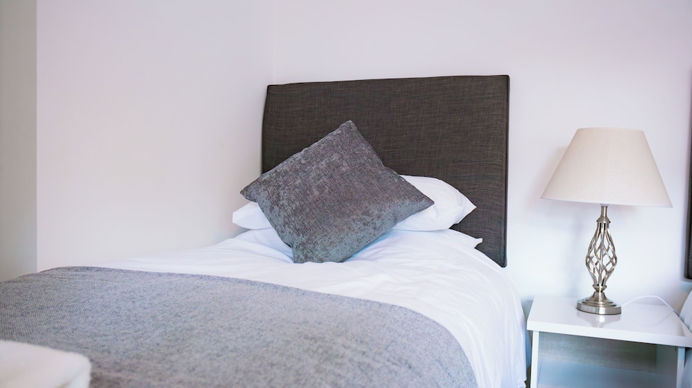 Housesleeps6-garden-parking-familly&contractors
