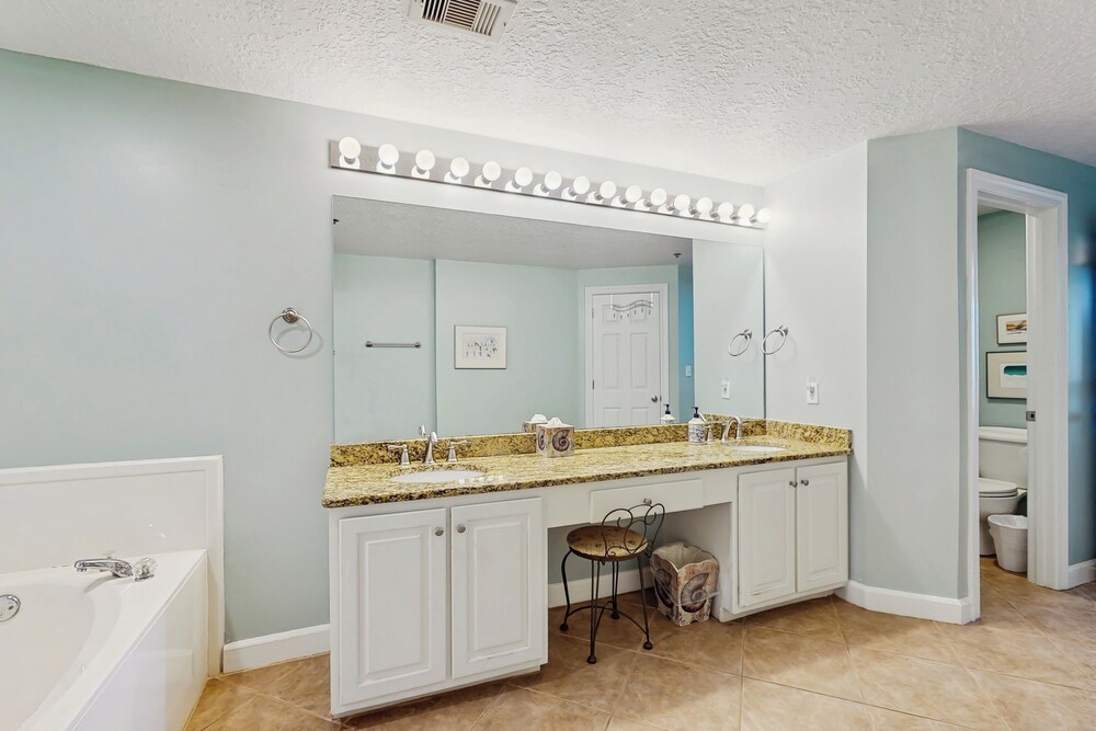 4BR Condo w/ Gulf Views & Amenities