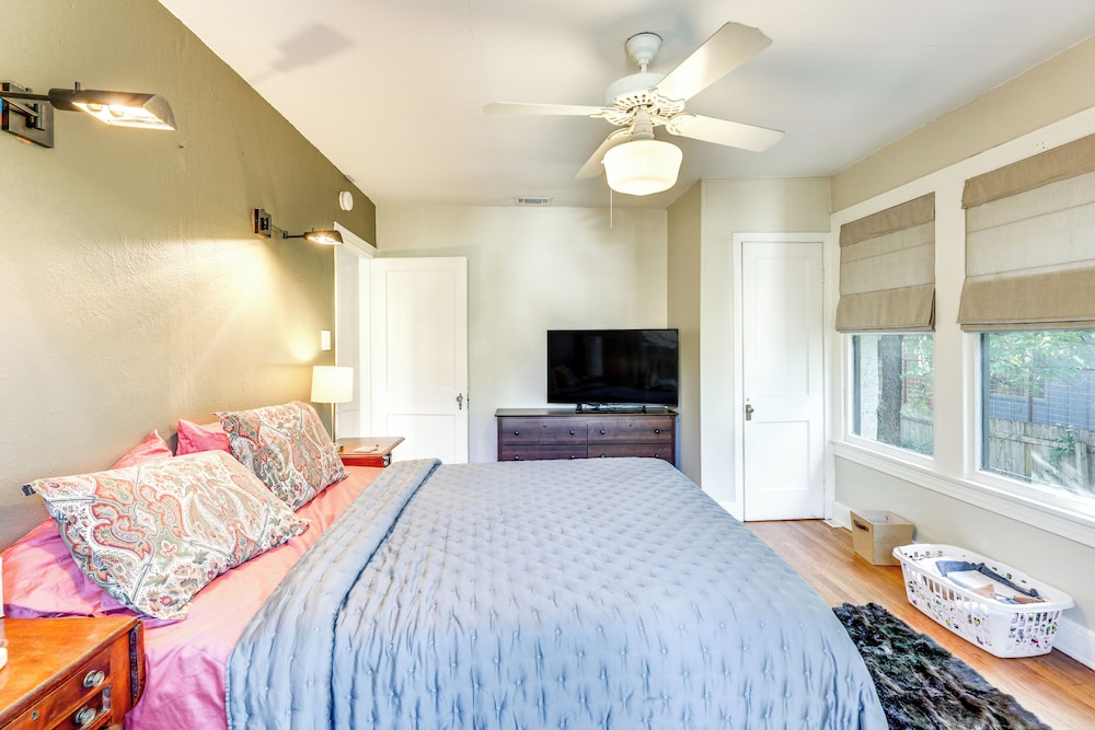 4 Mi to Dtwn: Tranquil Retreat in Austin!