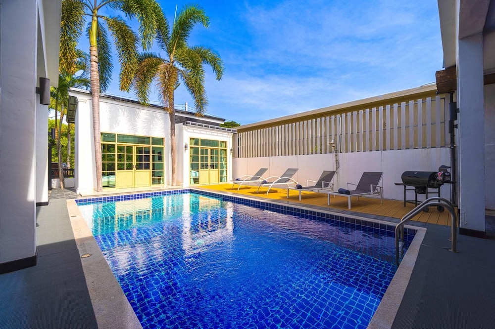 Beautiful 4-Bedroom Pool Villa BL9