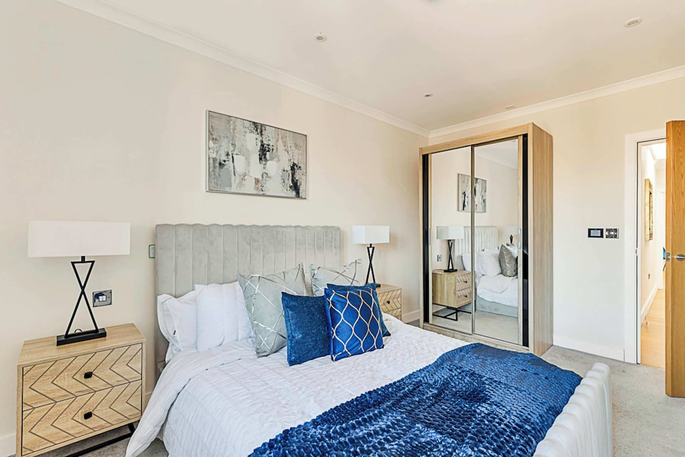 Penthouse Apartment In Brentford view 4