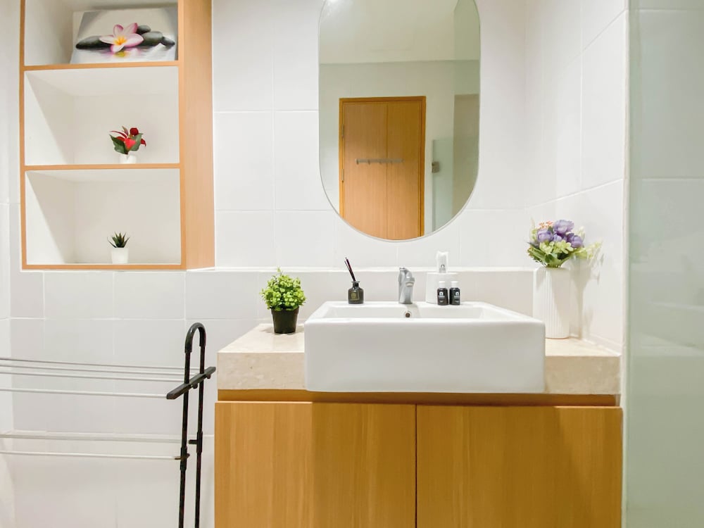 Warm Contemporary 2Br Apartment At Samara Suites