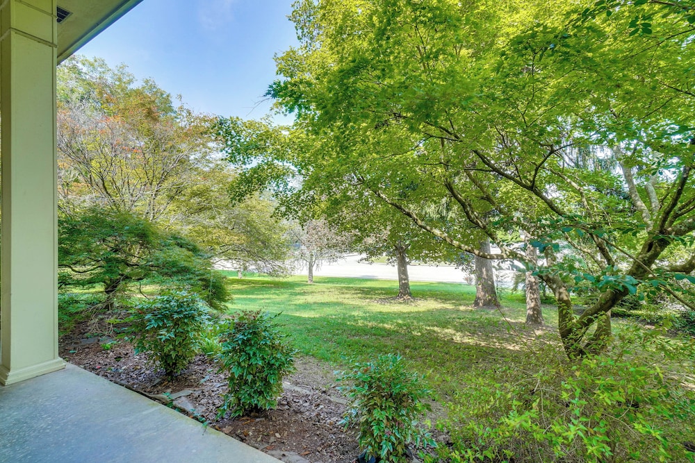 1 Mi to Dtwn: Quiet Retreat w/ Yard in Clinton