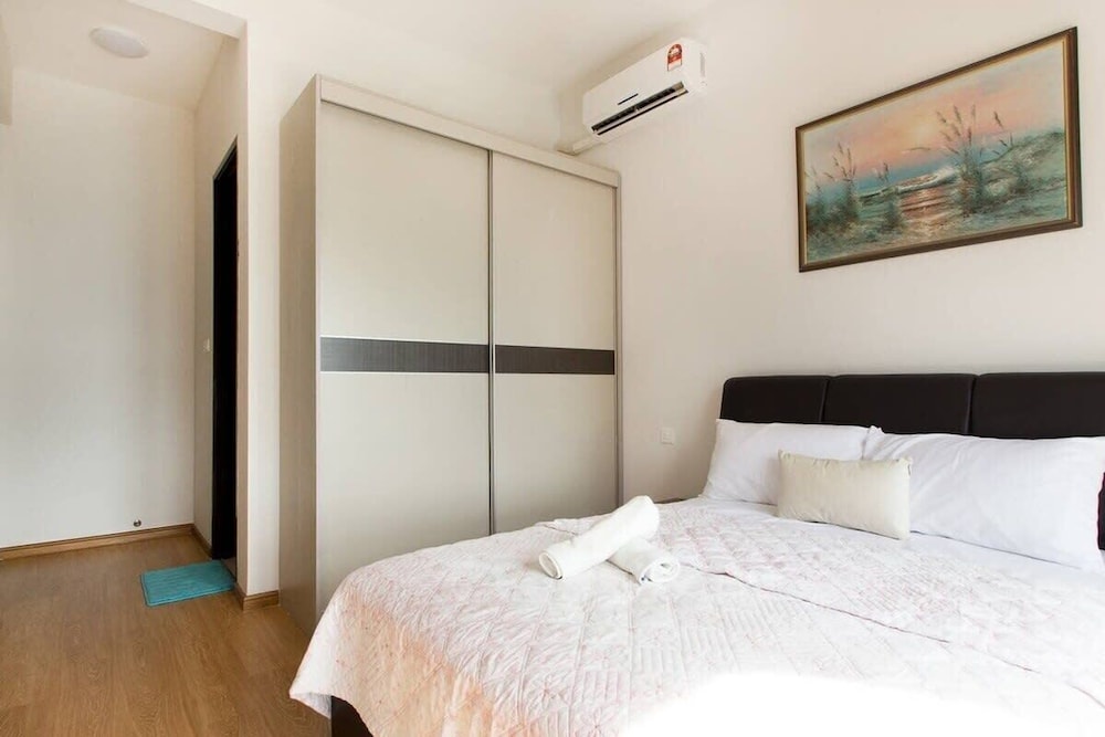 High-floor 2BR Suite, Water Views, Free Parking