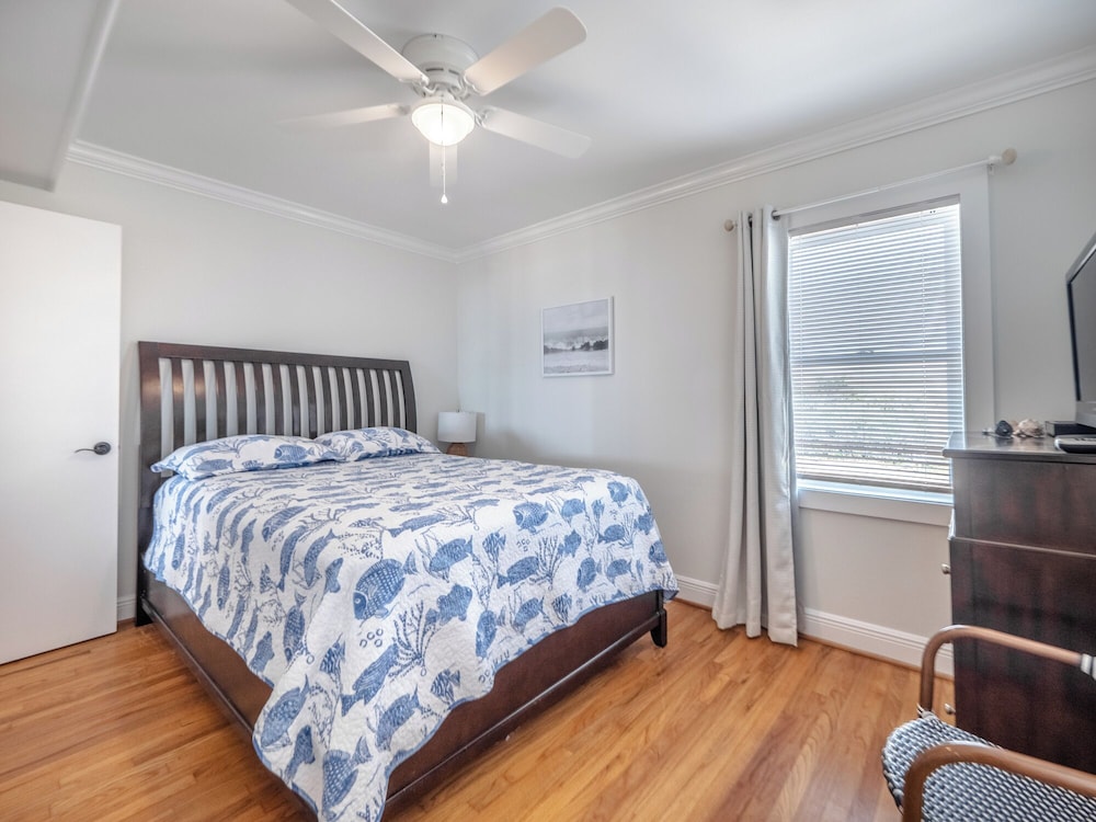 Surfside Cottage by Topsail Realty