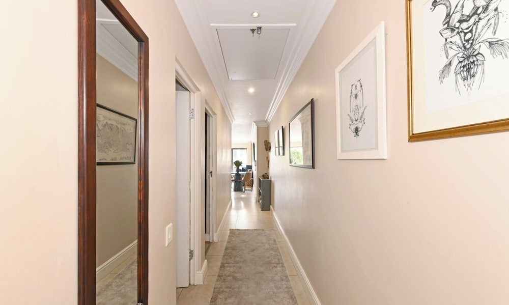 Sunny Sea Point Apartment With Private Balcony