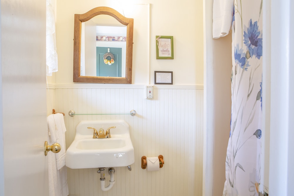 The Chimney Rock Inn & Cottages