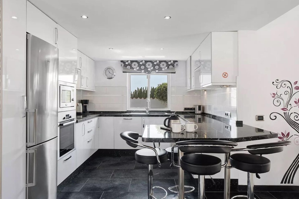3 Bed Villa - Sleeps 6 - Pool - Hottub- Parking
