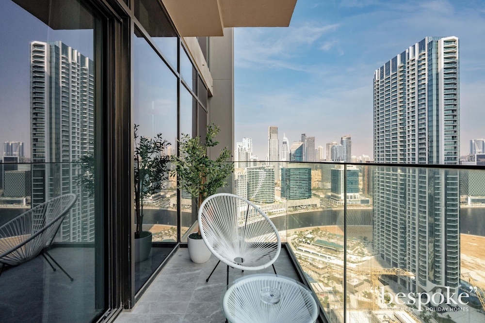Luxury 2BR in Peninsula One by Bespoke