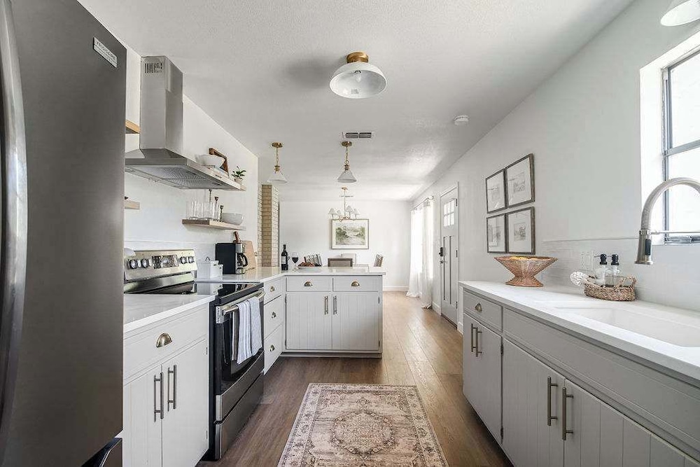 Luxe Poolside Retreat W/sauna-minutes From Downtown!