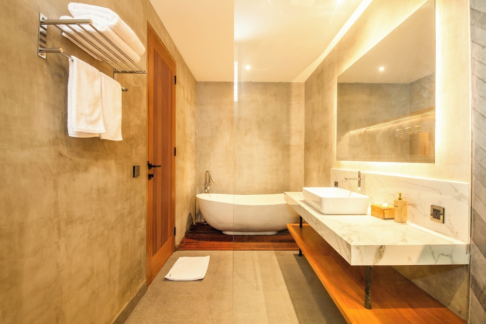 Seaside Escape: 4BR Villa, 190m to Canggu Beach