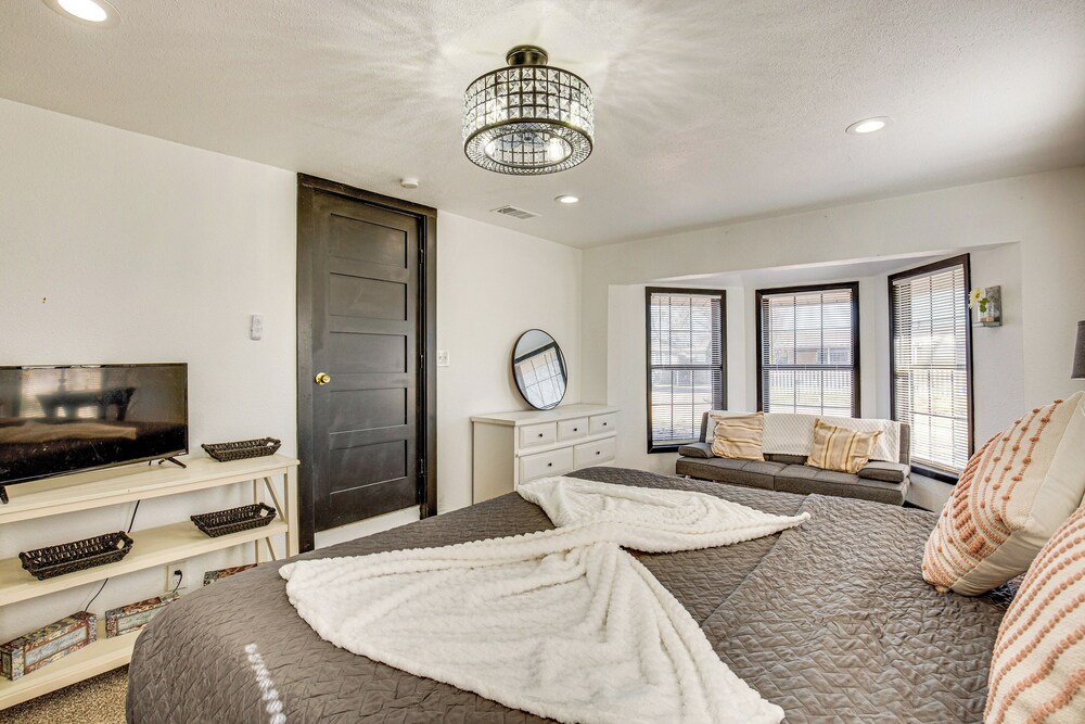 Grills, Fire Pit & Yard: Central Granbury Home!