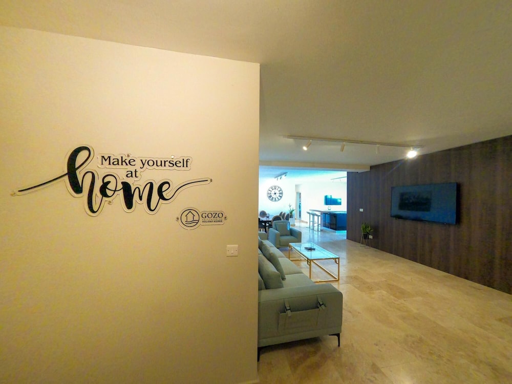 Comfortable Home With hot tub and Communal Pool view 4