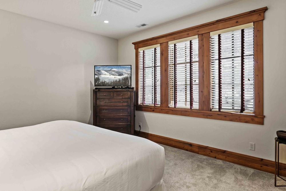 6565 Lookout Drive - Four Bedroom with Spa 4 Condo