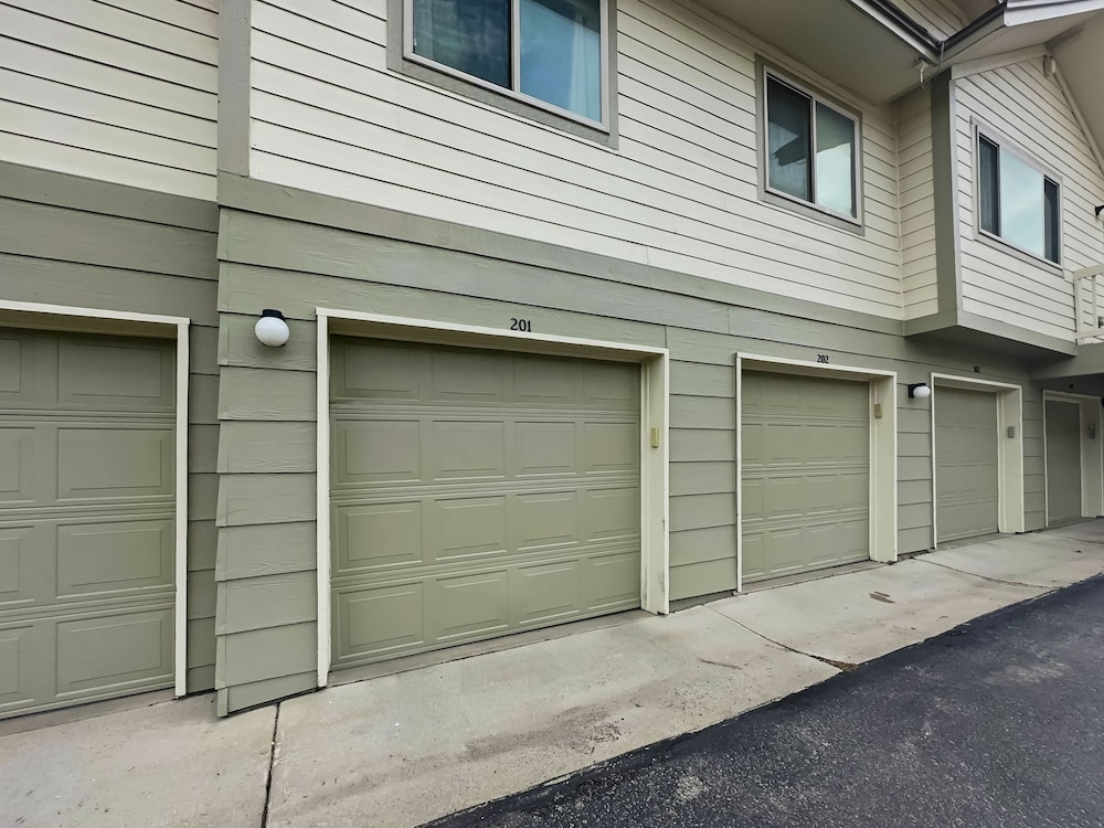 201 Point Drive 2 Bedroom Condo by RedAwning view 4