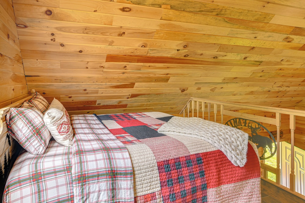Escape to Nature: Secluded Mcdonough Cabin!