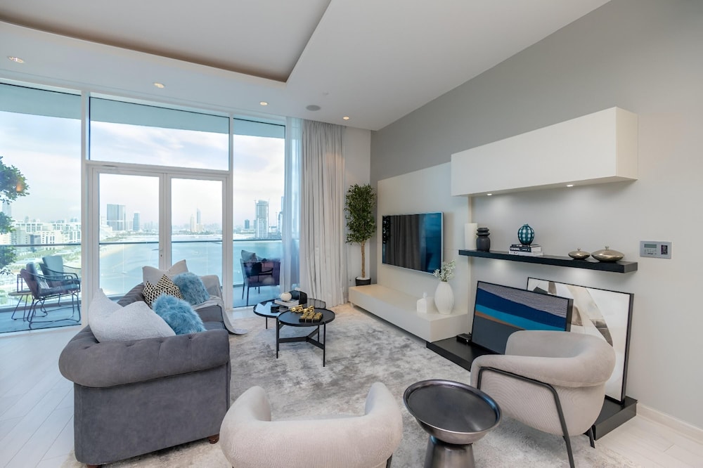 Sophisticated 1BR Palm Apt w Beach Access