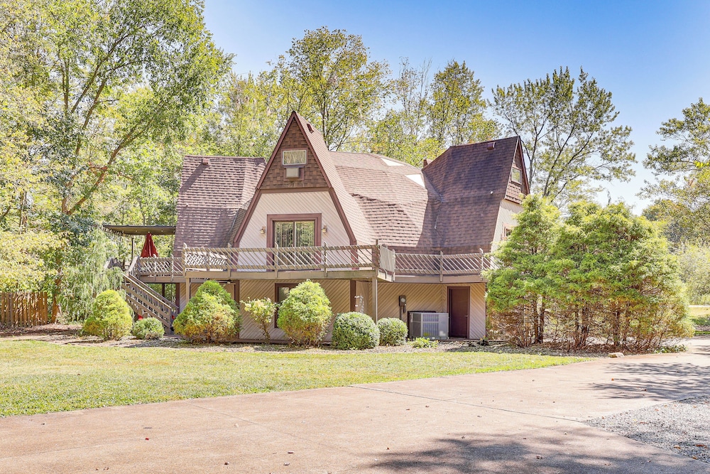 Walk to School House Winery: Home w/ Deck!