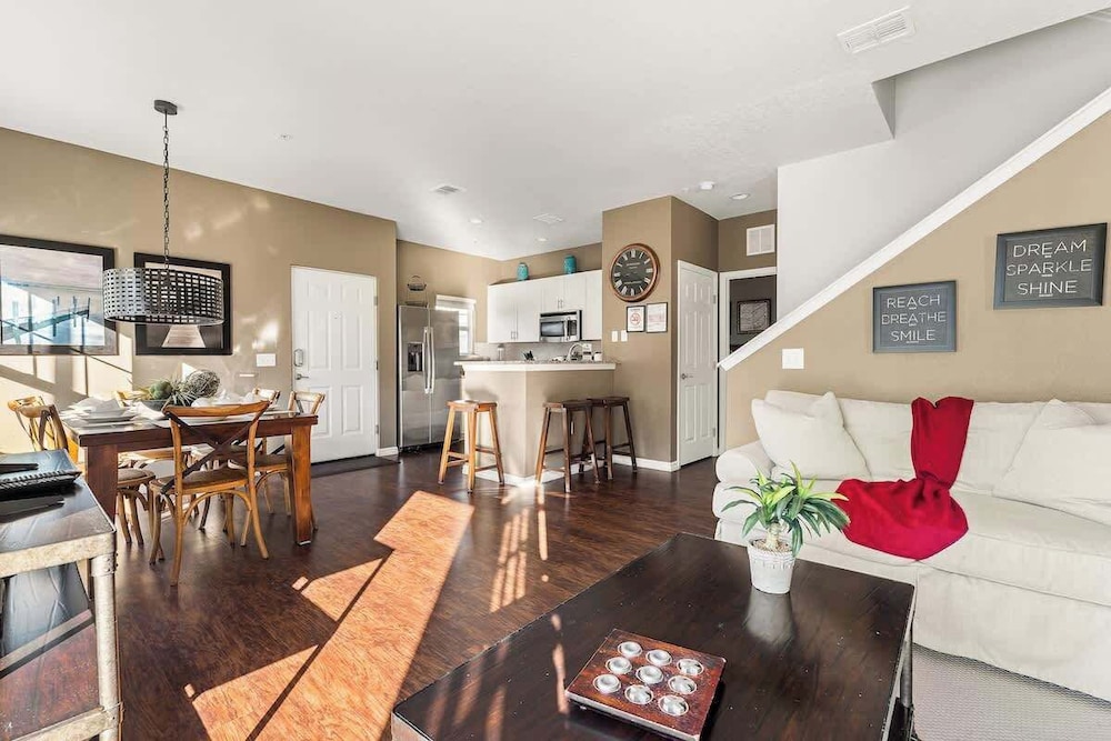 Welcoming 4 BR Sleeps 10 Guests