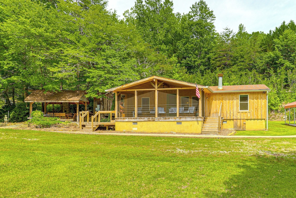 On-site Pond & Creek: Serene Cabin by Caesars Head