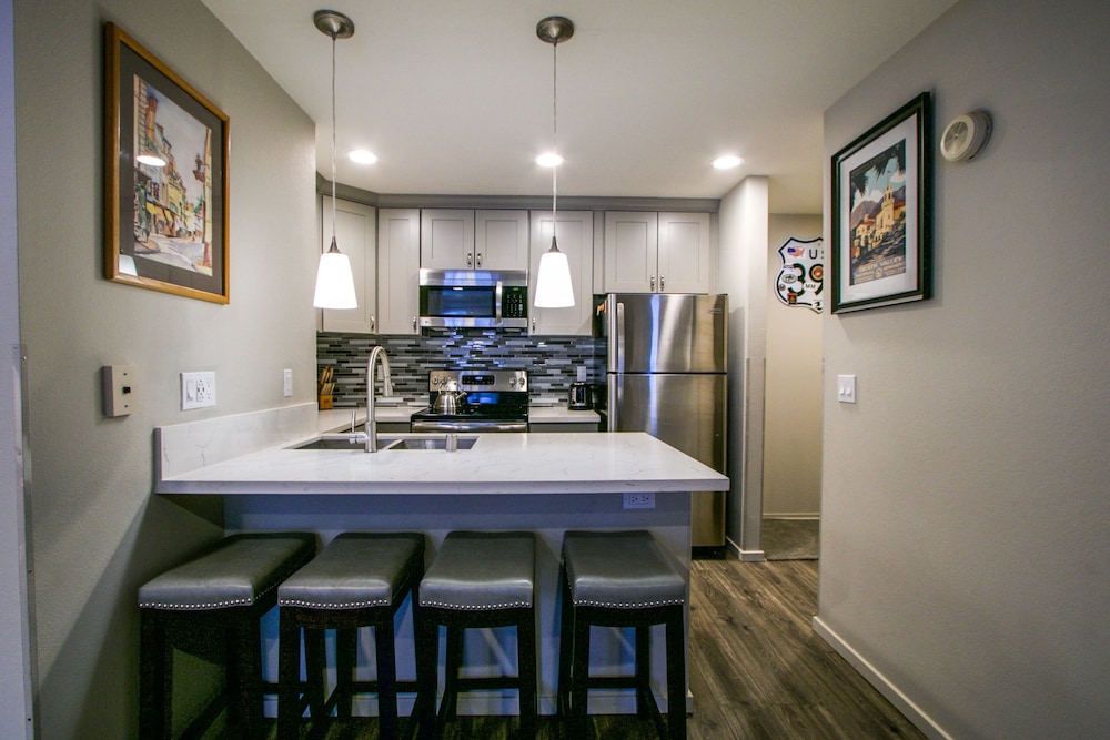 La Residence V S02 Remodeled and Cozy, Great Complex Amenities, Quiet Forest Setting by RedAwning
