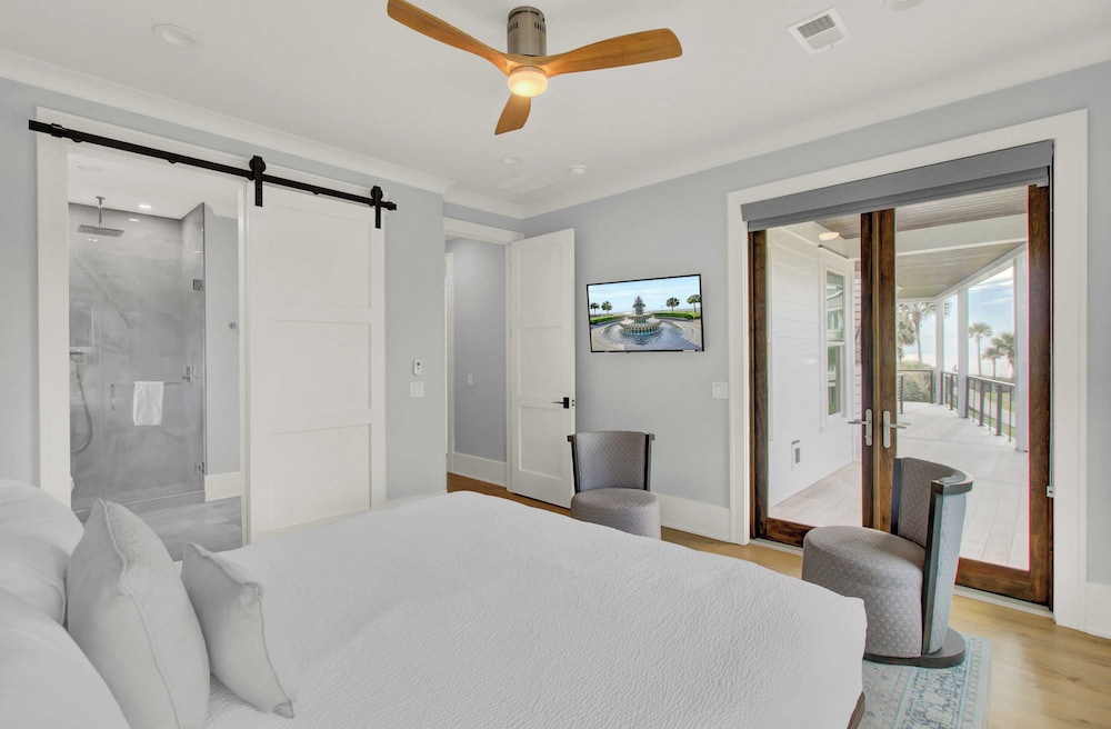 7 Beachwood East by Avantstay Steps to the Beach Ocean Views, Hot Tub, 7bdr