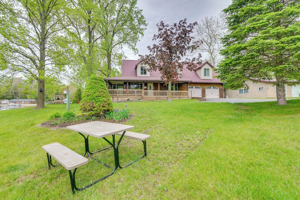 Lakefront Getaway w/ Fire Pit in Akron
