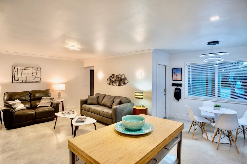 Walk to Wilton Drive - Spacious Quiet Villa 2 HOT TUB