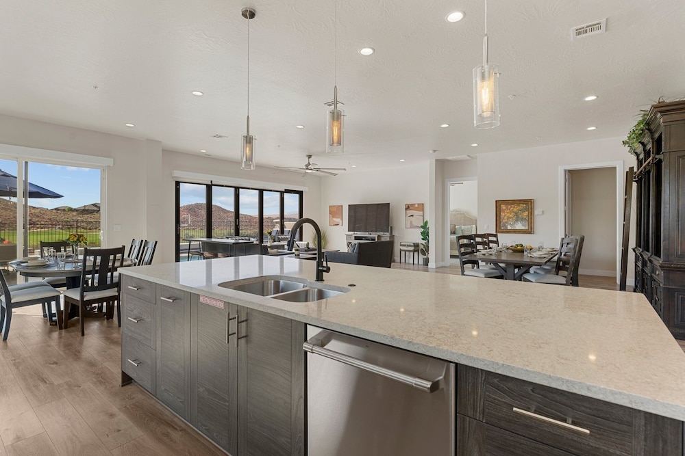A Hole In One 15 Bedroom Home