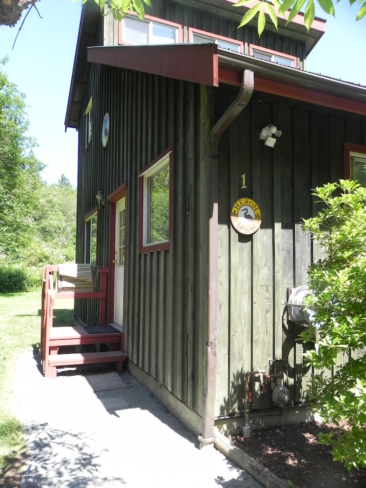 Forest Echoes Cabins