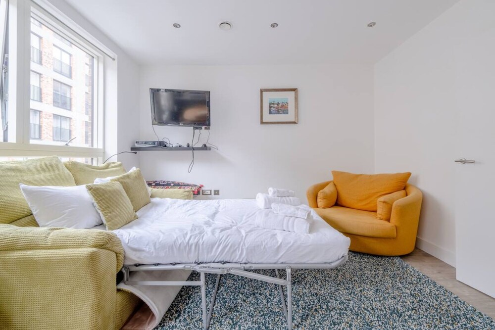Bright 2 Bedroom Maisonette Near Stratford