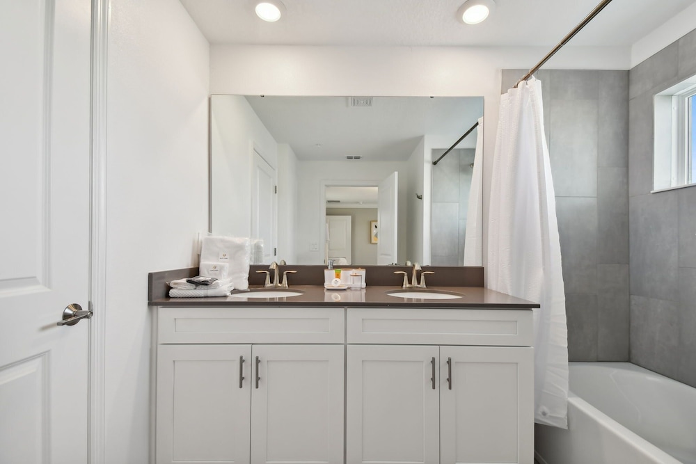 Storey Lake - Private Pool- King Bed - 4BD/3BA
