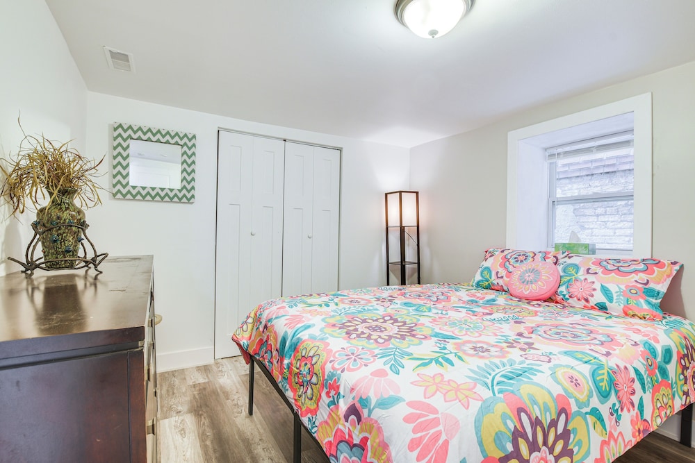 < 2 Mi to Uchicago: Pet-friendly Getaway w/ Yard