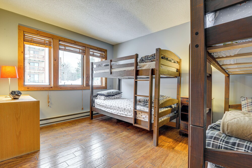 < 1 Mi to Mt Snow: Charming Condo w/ Fireplace