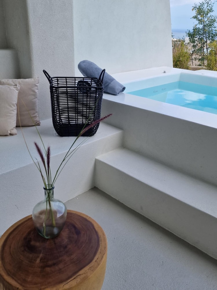 MAEVA Santorini Suites