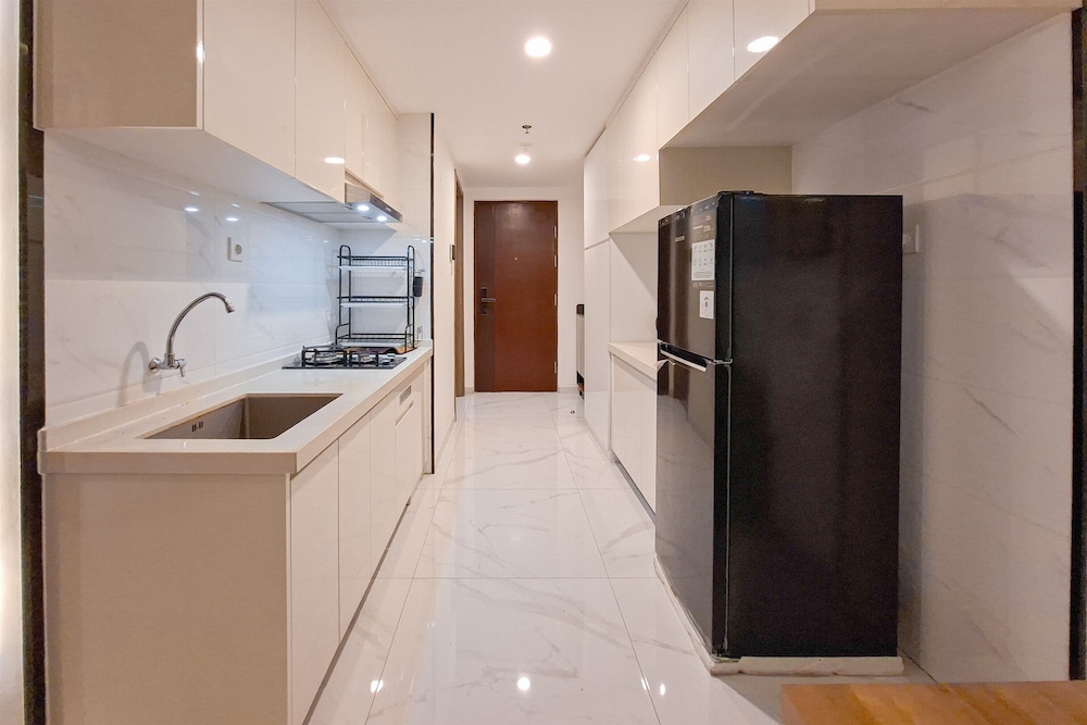 Monochromatic 2Br With Extra Working Room Apartment Sky House Bsd