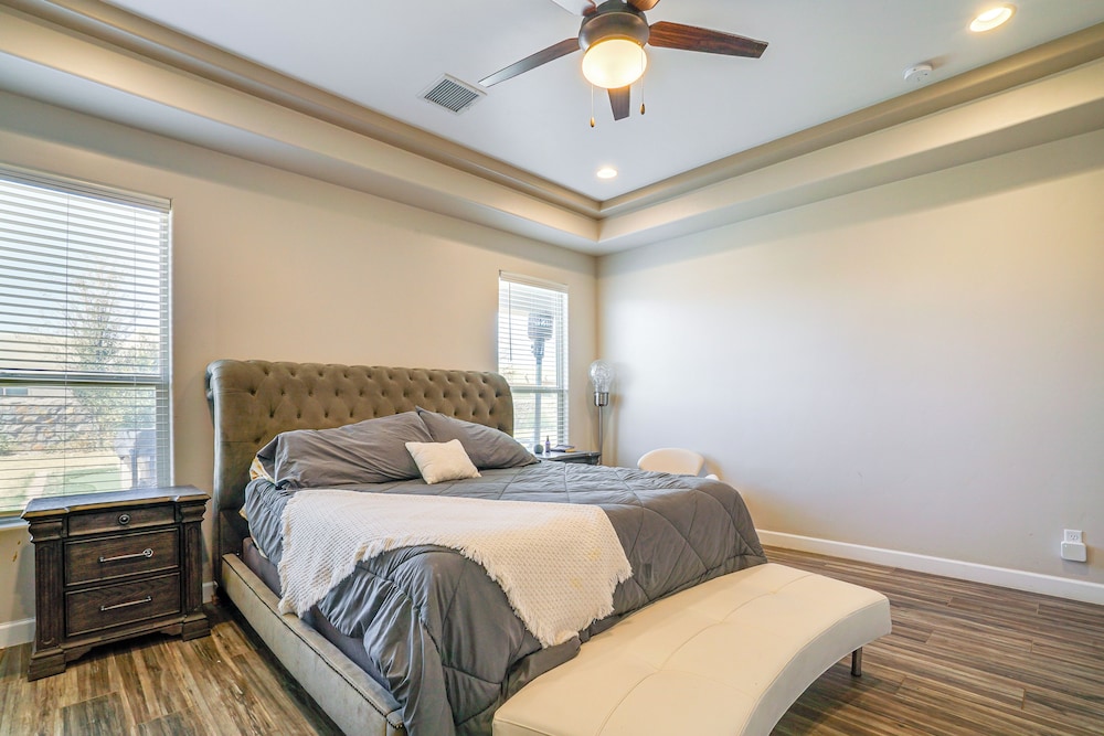 Private Hot Tub + Putting Green: El Paso Getaway!