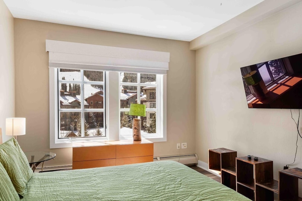 Passage Point 405 3 Bedroom Condo by RedAwning view 4