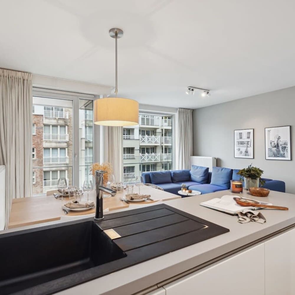 Centrally Located 2 Bedroom Apartment With Parking