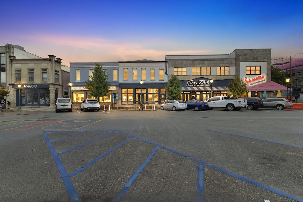 Stylish Downtown Unit With Historic Charm 2 Bedroom Apts