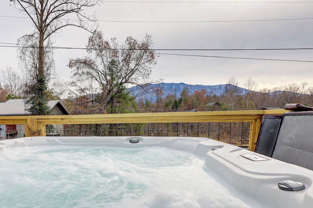 Family-friendly Cabin w/ Hot Tub in Gatlinburg!