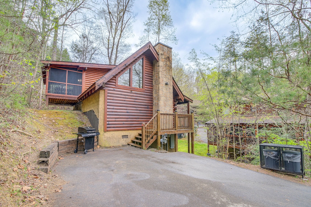Pigeon Forge Vacation Rental w/ Private Hot Tub! view 2